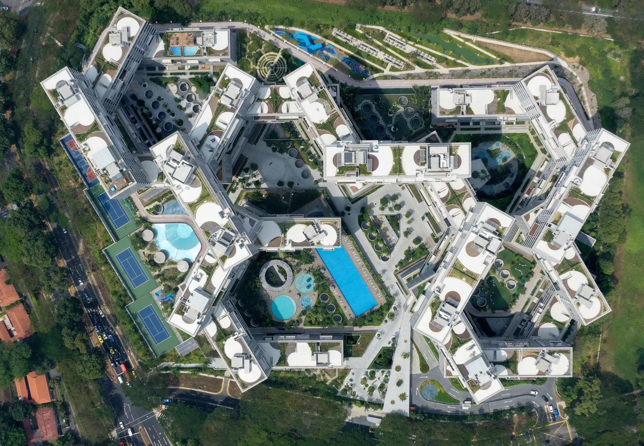 Die Wohnanlage "The Interlace" in Singapur aus der Vogelperspektive. Die Wohnanlage "The Interlace" in Singapur aus der Vogelperspektive.