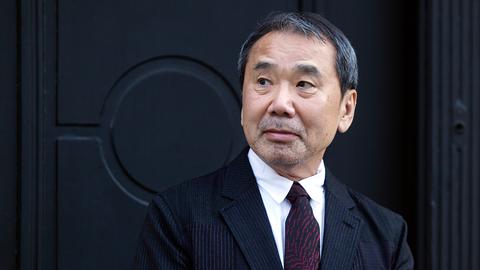 Haruki Murakami vor dem Haus des dänischen Schiftstellers Hans Christian Anderson. Anlässlich der Verleihung des Hans-Christian-Andersen-Literaturpreis, 2016.