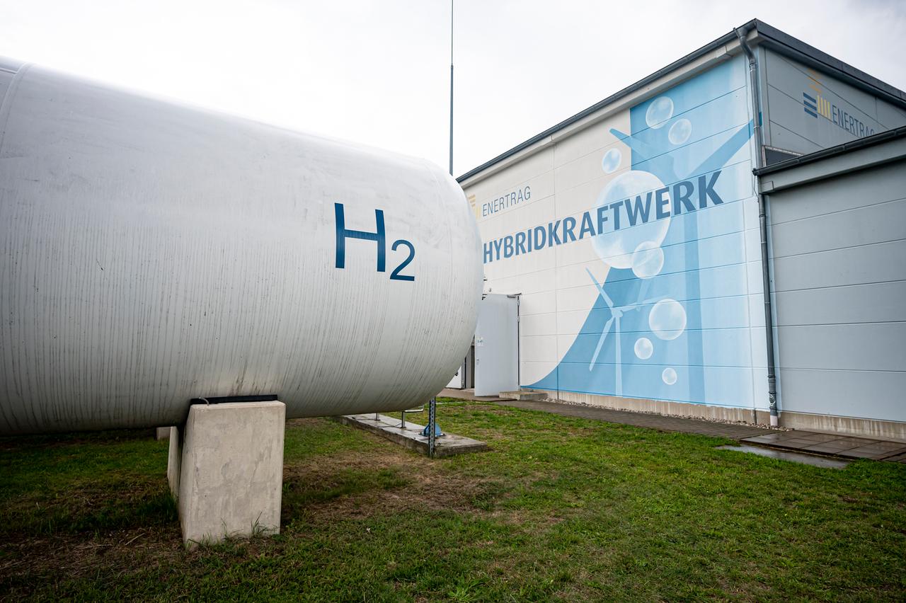 Das Enertrag-Hybridkraftwerk in Brandenburg stellt grünen Wasserstoff her.