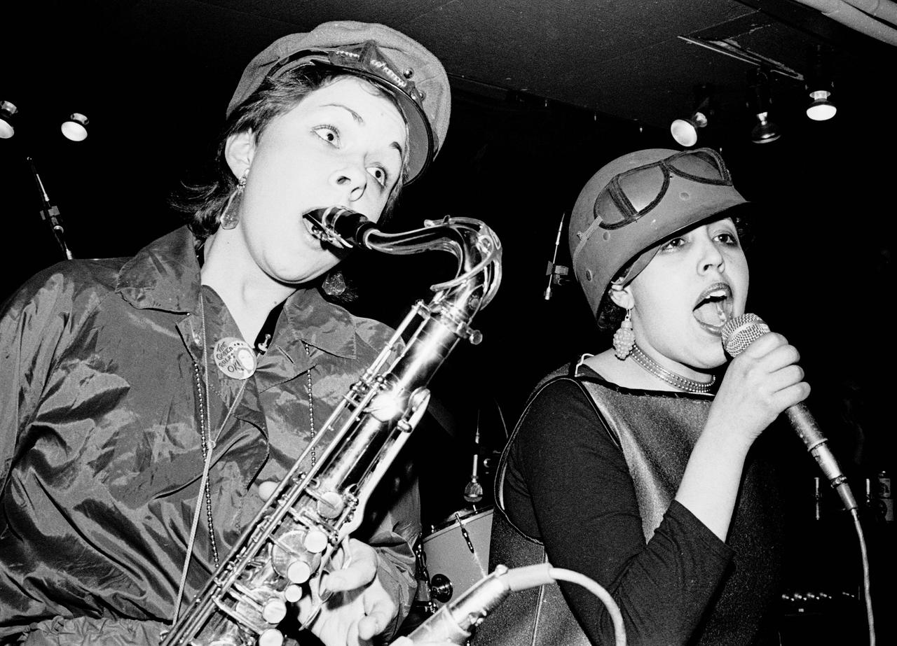 Die Saxofonistin Lora Logic und die Sängerin Poly Styrene von der Punkband X-Ray Spex, 1977.