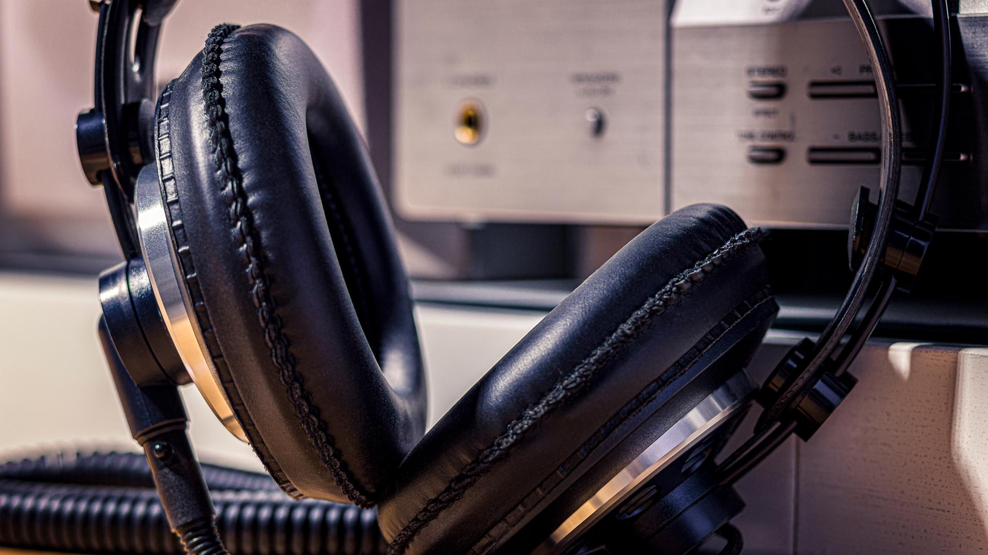 Ein Headset und jede Menge Geduld: In der Notrufzentrale kann Polizist Asger nur mit Telefonaten helfen. Ein Headset und jede Menge Geduld: In der Notrufzentrale kann Polizist Asger nur mit Telefonaten helfen.
