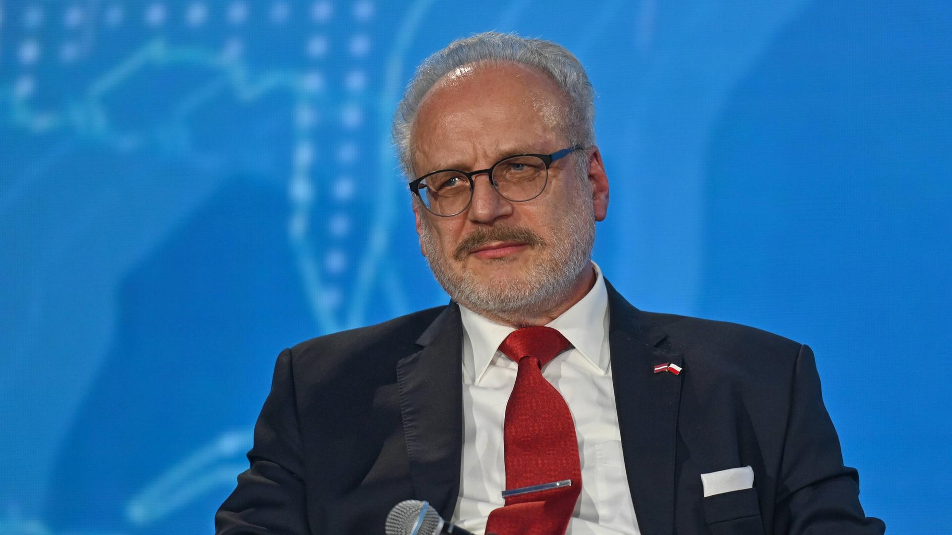 Lettlands Staatspräsident Egils Levits spricht auf einer Diskussion Lettlands Staatspräsident Egils Levits spricht auf einer Diskussion