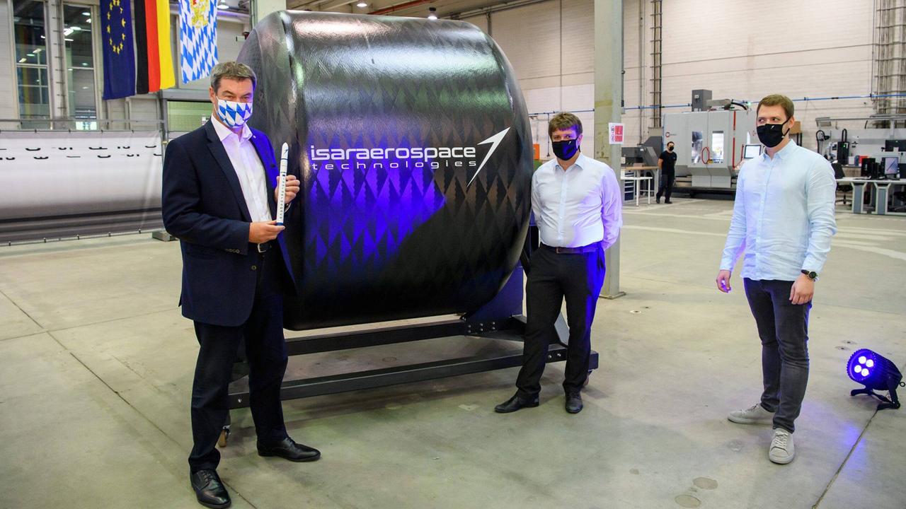 Der Bayerische Ministerpräsident Markus Söder hält ein Raketenmodell in der Hand bei der Eröffnung der Raketenproduktion der Isar Aerospace Technologies GmbH in Ottobrunn, 7. September 2020 Der Bayerische Ministerpräsident Markus Söder hält ein Raketenmodell in der Hand bei der Eröffnung der Raketenproduktion der Isar Aerospace Technologies GmbH in Ottobrunn, 7. September 2020
