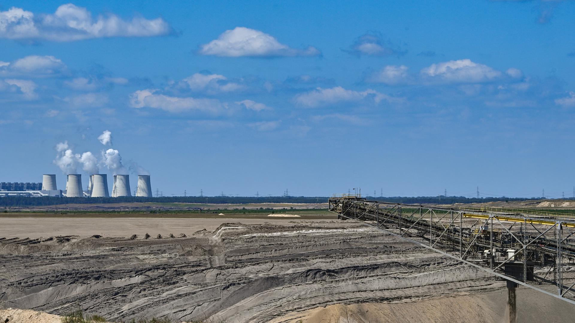 Im Braunkohletagebau Jänschwalde wird das 2. Lausitzer Flöz abgebaut. Hier werden rund elf Millionen Tonnen Braunkohle im Jahr gefördert. Im Braunkohletagebau Jänschwalde wird das 2. Lausitzer Flöz abgebaut. Hier werden rund elf Millionen Tonnen Braunkohle im Jahr gefördert.