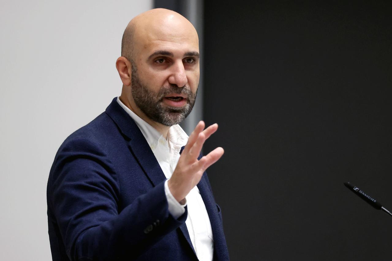 Der Psychologe Ahmad Mansour mit Halbglatze und Vollbart, in weißem Hemd und dunklem Jacket bei einem Vortrag Der Psychologe Ahmad Mansour mit Halbglatze und Vollbart, in weißem Hemd und dunklem Jacket bei einem Vortrag