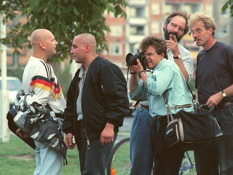 Skinheads posieren vor Fotografen und Kamerateams kurz nach den rassistischen Ausschreitungen in Lichtenhagen.