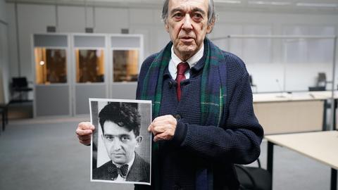 Prozess gegen frühere Sekretärin im KZ Stutthof: Der Zeuge Josef Salomonovic hält im Gerichtssaal ein Foto seines im KZ ermordeten Vaters Erich hoch.