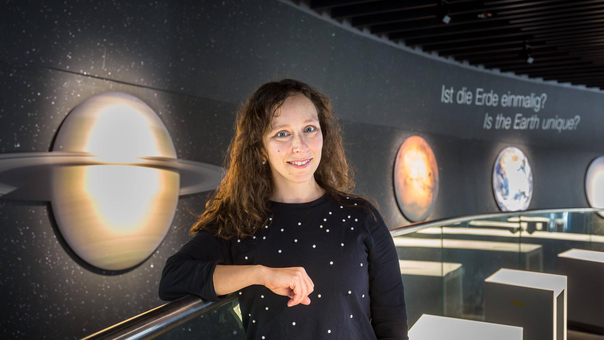 Die Astrophysikerin Suzanna Randall in der Garchinger Sternwarte. Die Astrophysikerin Suzanna Randall in der Garchinger Sternwarte.