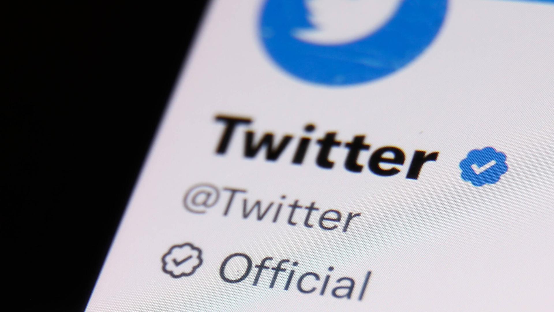 Ein Twitter-Accont auf einem Display. Ein Twitter-Accont auf einem Display.
