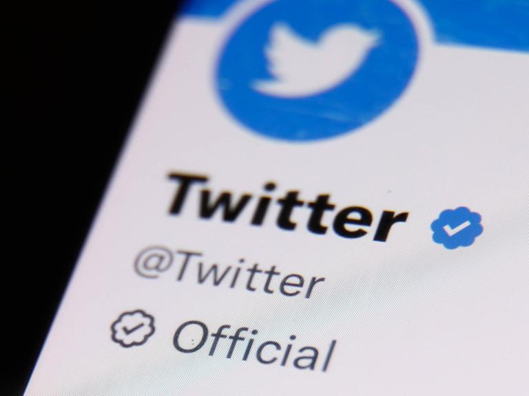 Ein Twitter-Accont auf einem Display.