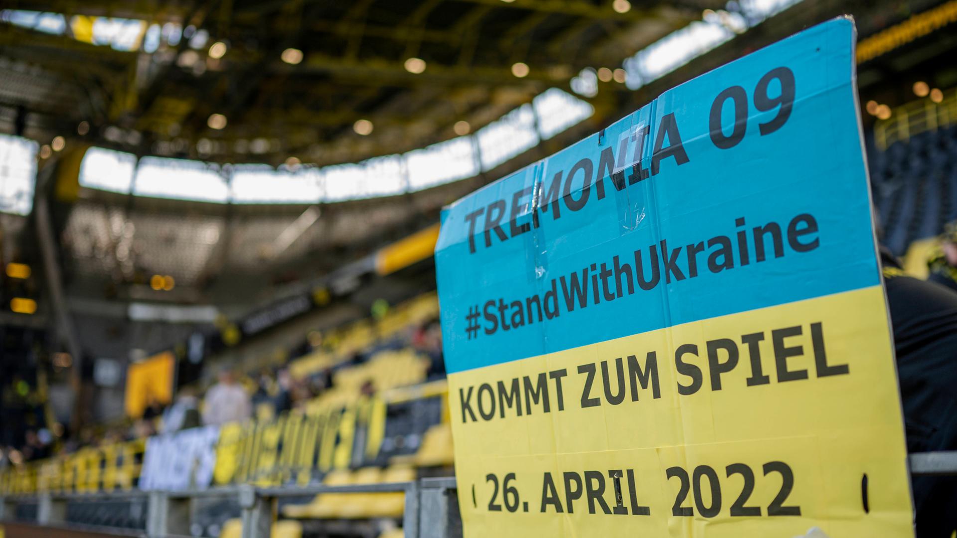 Ein Poster im Dortmunder Stadion ruft auf, zum Benefizspiel gegen Dynamo Kiew zu kommen. Ein Poster im Dortmunder Stadion ruft auf, zum Benefizspiel gegen Dynamo Kiew zu kommen.