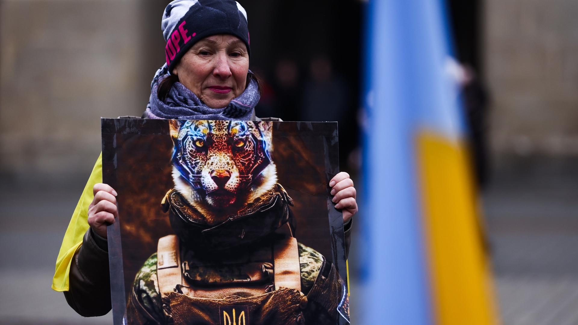 Eine Demonstrantin hält das Bild eines Leoparden hoch mit der Aufschrift "Lass die Leoparden frei". Eine Demonstrantin hält das Bild eines Leoparden hoch mit der Aufschrift "Lass die Leoparden frei".