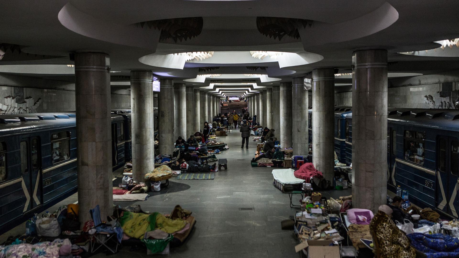 Blick in die U-Bahn-Station Studentska, in der täglich 200 bis 400 Menschen leben und in der im Notfall mindestens 1000 Menschen Zuflucht finden.