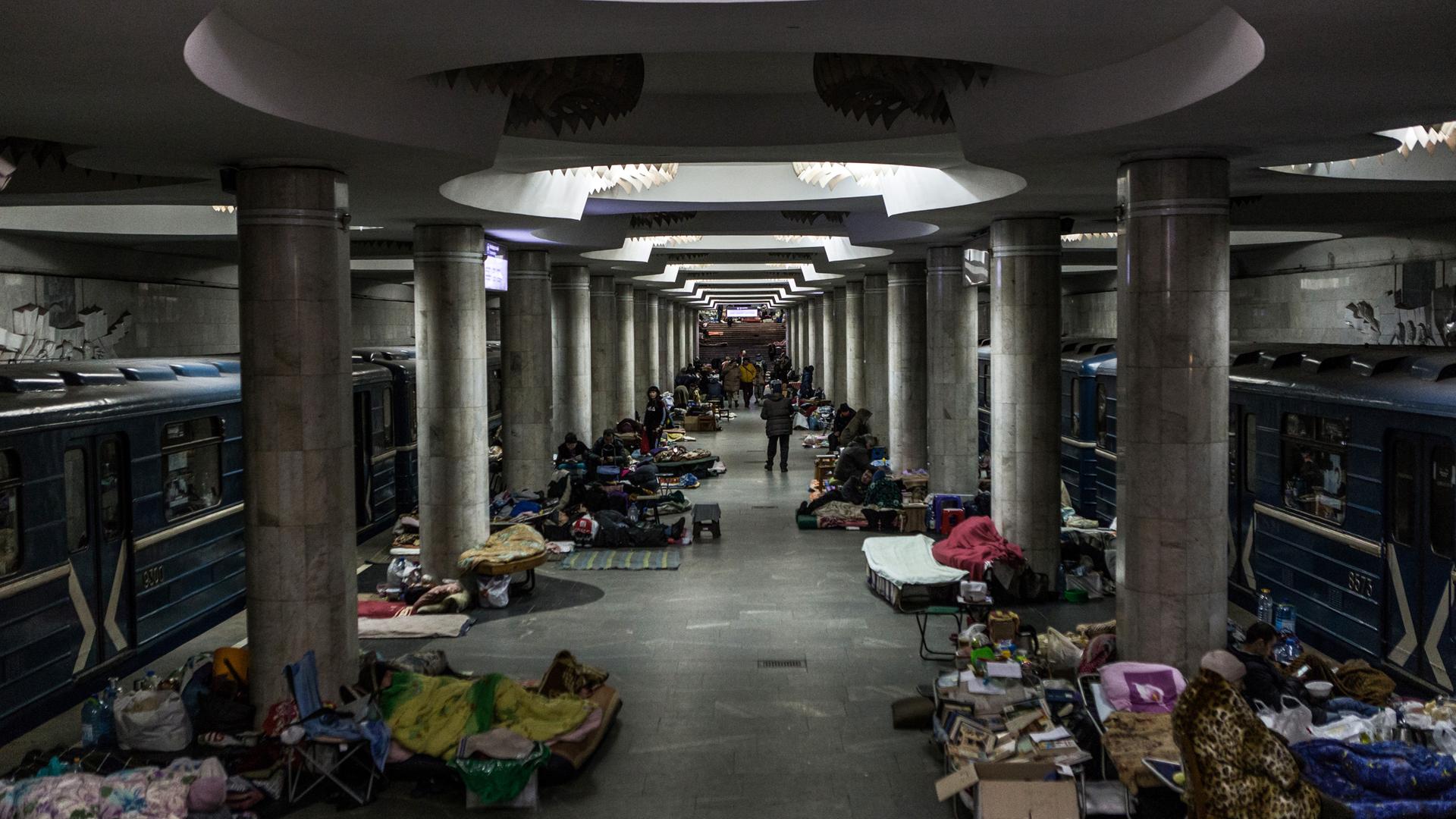 Blick in die U-Bahn-Station Studentska, in der täglich 200 bis 400 Menschen leben und in der im Notfall mindestens 1000 Menschen Zuflucht finden. Blick in die U-Bahn-Station Studentska, in der täglich 200 bis 400 Menschen leben und in der im Notfall mindestens 1000 Menschen Zuflucht finden.