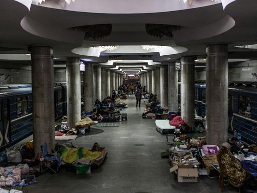 Blick in die U-Bahn-Station Studentska, in der täglich 200 bis 400 Menschen leben und in der im Notfall mindestens 1000 Menschen Zuflucht finden.