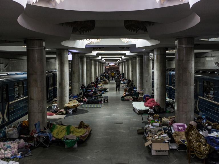 Blick in die U-Bahn-Station Studentska, in der täglich 200 bis 400 Menschen leben und in der im Notfall mindestens 1000 Menschen Zuflucht finden.