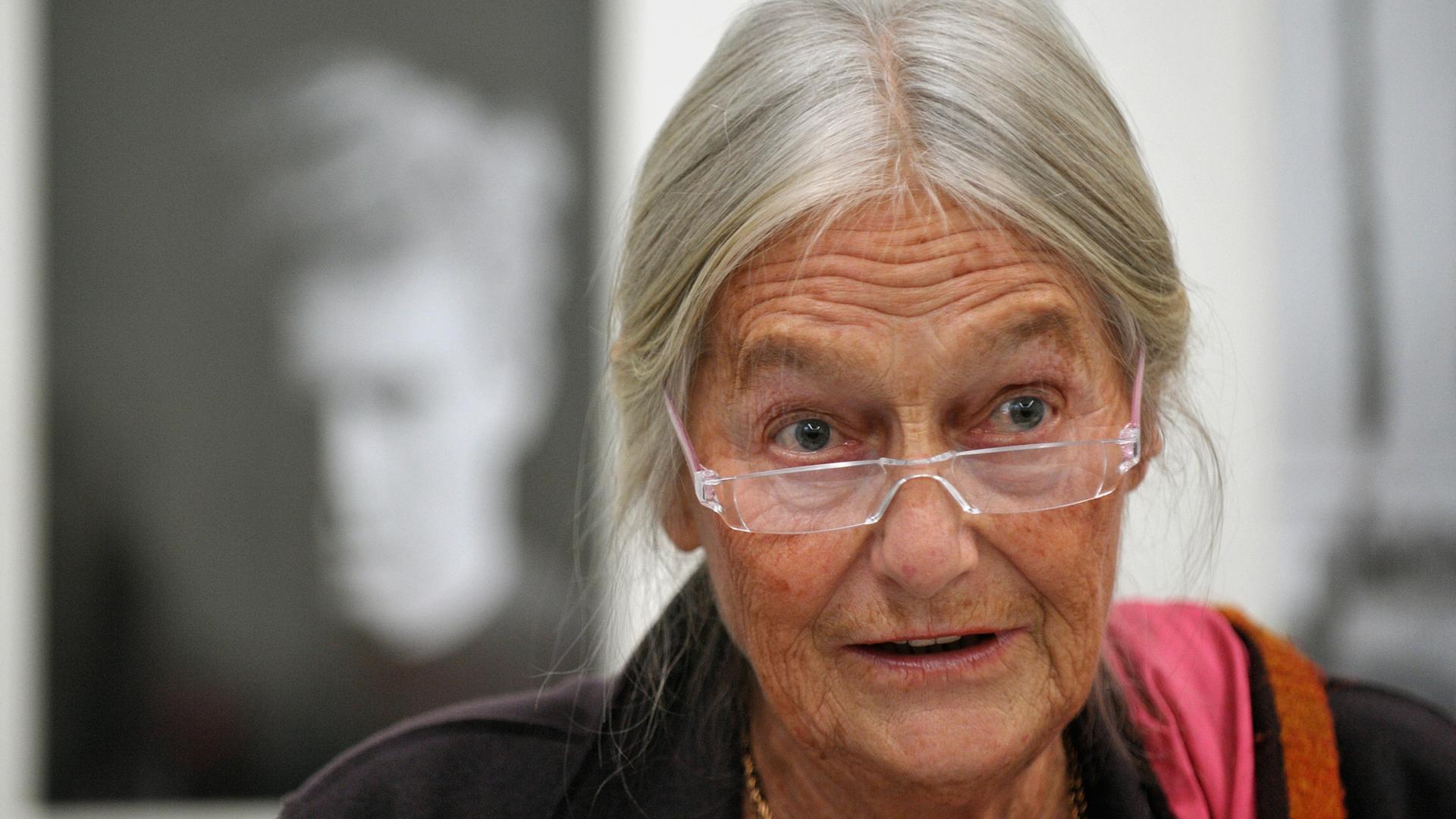 Die Fotografin Evelyn Richter vor einem ihrer Bilder. Die Fotografin Evelyn Richter vor einem ihrer Bilder.