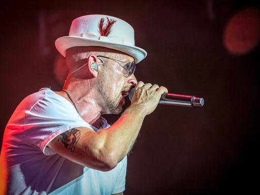 Der Hip-Hopper Jan Delay und Disko No.1 beim Auftritt auf der Hauptbühne von "DAS FEST 2022" in Karlsruhe 