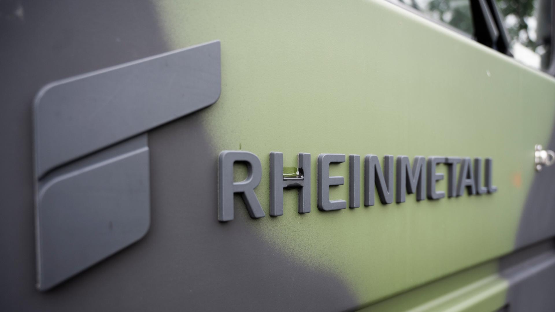 Das Logo des Unternehmens Rheinmetall an einem Transportfahrzeug der Bundeswehr 