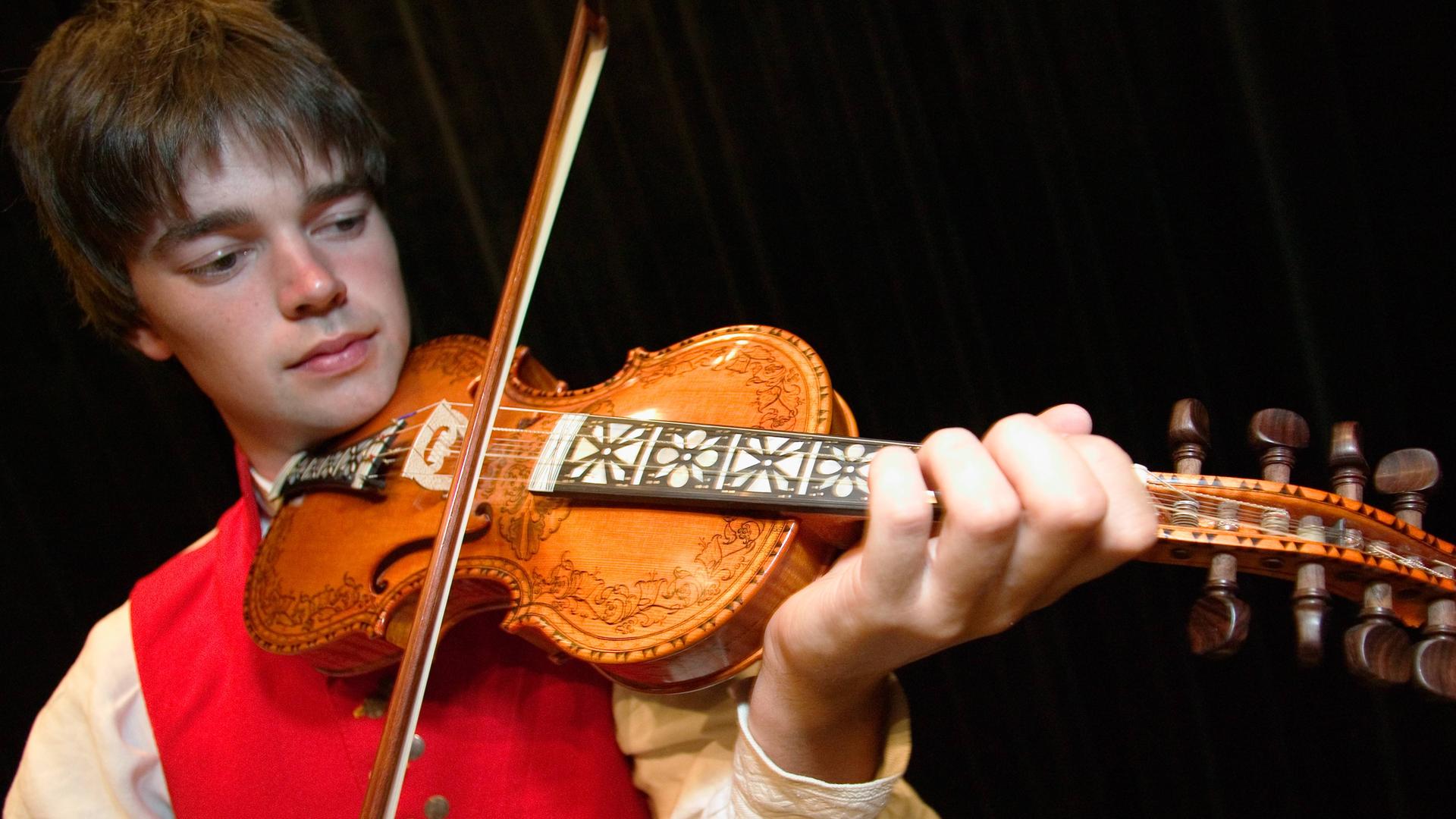 Norwegens Nationalinstrument die Hardangerfiedel wird für die traditionelle norwegische Volksmusik verwendet. Die Fiedeln sind mit Perlmutt-Intarsien und schwarzen Feder- und Tuschezeichnungen verziert, die als Rosing bezeichnet werden. Es wird mit einem geschnitzten Kopf gekrönt, der normalerweise ein Löwe ist. Norwegens Nationalinstrument die Hardangerfiedel wird für die traditionelle norwegische Volksmusik verwendet. Die Fiedeln sind mit Perlmutt-Intarsien und schwarzen Feder- und Tuschezeichnungen verziert, die als Rosing bezeichnet werden. Es wird mit einem geschnitzten Kopf gekrönt, der normalerweise ein Löwe ist.