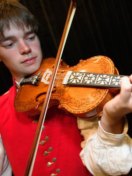 Norwegens Nationalinstrument die Hardangerfiedel wird für die traditionelle norwegische Volksmusik verwendet. Die Fiedeln sind mit Perlmutt-Intarsien und schwarzen Feder- und Tuschezeichnungen verziert, die als Rosing bezeichnet werden. Es wird mit einem geschnitzten Kopf gekrönt, der normalerweise ein Löwe ist.