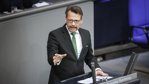 Der FDP-Haushaltsexperte Otto Fricke steht am Rednerpult im Bundestag und hält eine Rede.