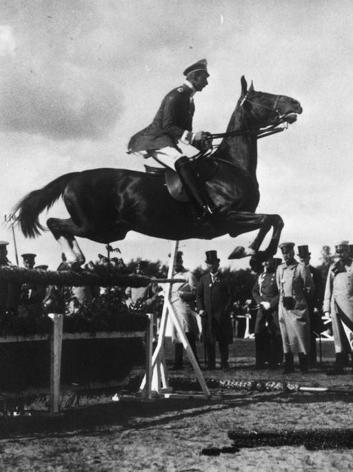 Kronprinz Wilhelm springt auf seiner Fuchsstute beim Concours hippique in Schwerin über ein Hindernis (Foto, um 1910).