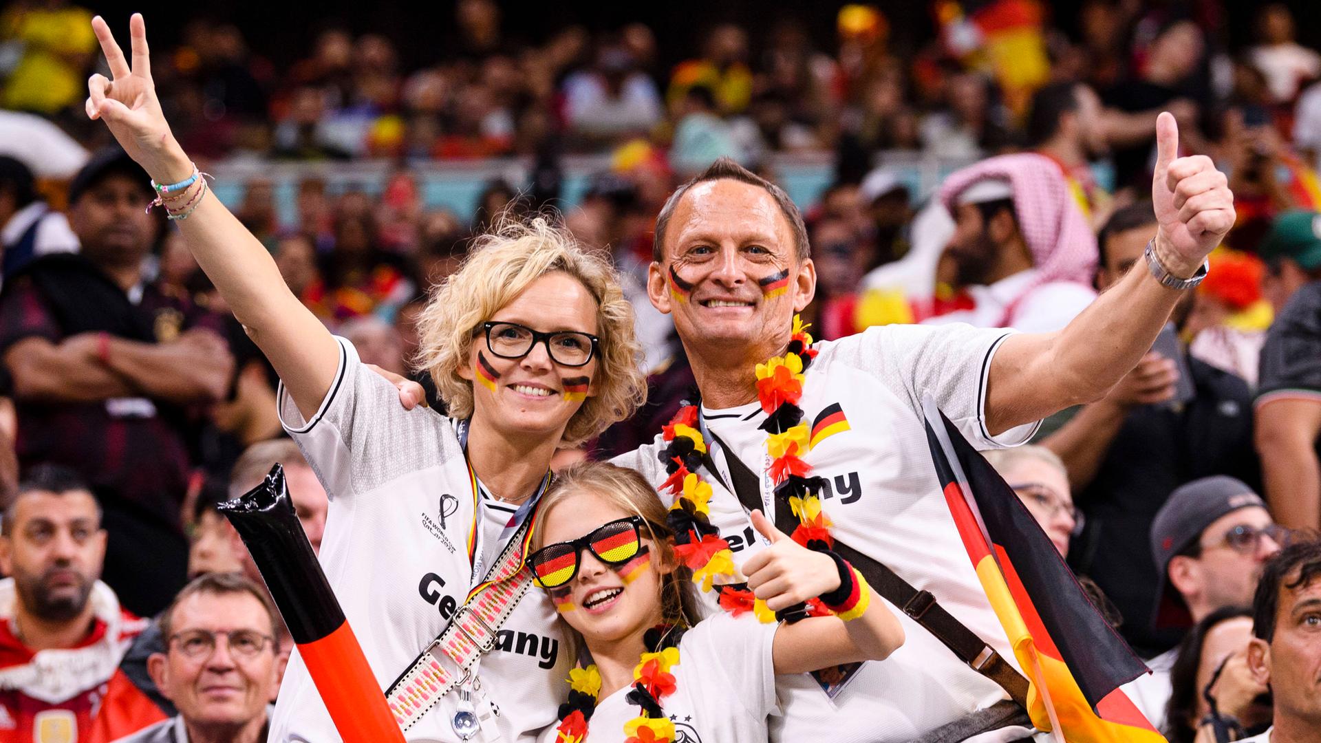 Drei deutsche Fans bei der WM in Katar. Drei deutsche Fans bei der WM in Katar.