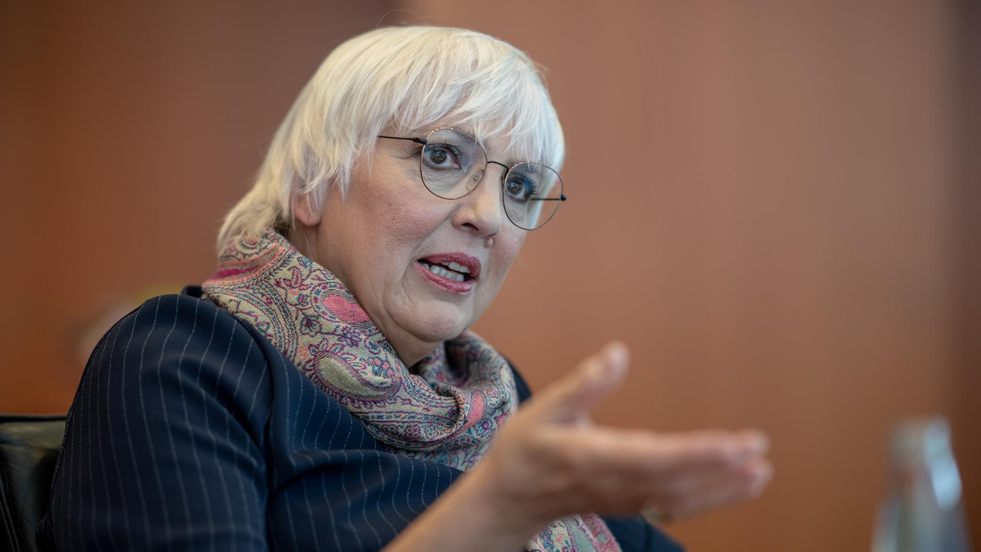 Claudia Roth (Bündnis 90/Die Grünen), Staatsministerin für Kultur und Medien, aufgenommen während eines Interviews. Sie gestikuliert engagiert. Claudia Roth (Bündnis 90/Die Grünen), Staatsministerin für Kultur und Medien, aufgenommen während eines Interviews. Sie gestikuliert engagiert.