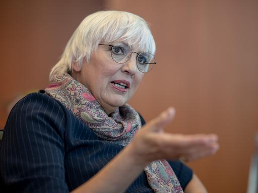 Claudia Roth (Bündnis 90/Die Grünen), Staatsministerin für Kultur und Medien, aufgenommen während eines Interviews. Sie gestikuliert engagiert.