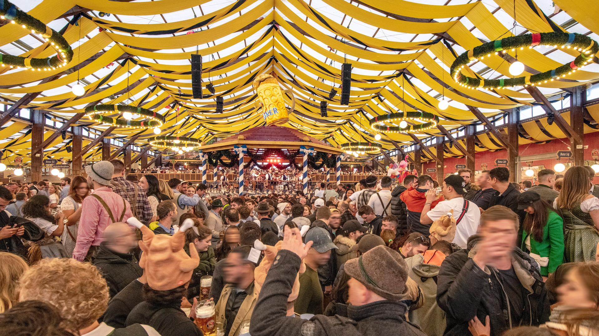 Wiesnbesucher feiern im Paulaner Festzelt, München, 29. September 2022 Deutschland, München, 