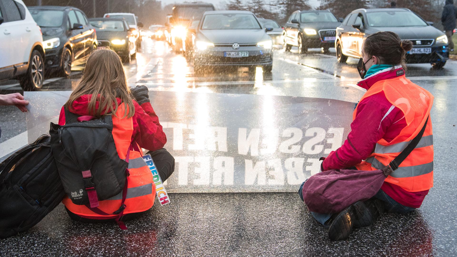 Klimaaktivisten der Aktion «Aufstand der letzten Generation» blockieren am Morgen im Stadtteil Horn am Horner Kreisel die Abfahrt der Autobahn 24. Die Aktivisten fordern ein Gesetz gegen Lebensmittelverschwendung und eine Agrarwende, um Treibhausgasemissionen in der Landwirtschaft zu senken. Klimaaktivisten der Aktion «Aufstand der letzten Generation» blockieren am Morgen im Stadtteil Horn am Horner Kreisel die Abfahrt der Autobahn 24. Die Aktivisten fordern ein Gesetz gegen Lebensmittelverschwendung und eine Agrarwende, um Treibhausgasemissionen in der Landwirtschaft zu senken.