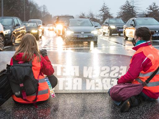Klimaaktivisten der Aktion «Aufstand der letzten Generation» blockieren am Morgen im Stadtteil Horn am Horner Kreisel die Abfahrt der Autobahn 24. Die Aktivisten fordern ein Gesetz gegen Lebensmittelverschwendung und eine Agrarwende, um Treibhausgasemissionen in der Landwirtschaft zu senken.