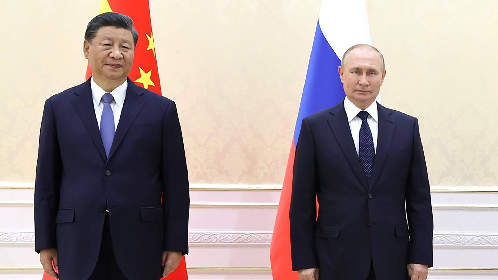 Xi Jinping und Wladimir Putin vor ihren Landesflaggen Xi Jinping und Wladimir Putin vor ihren Landesflaggen
