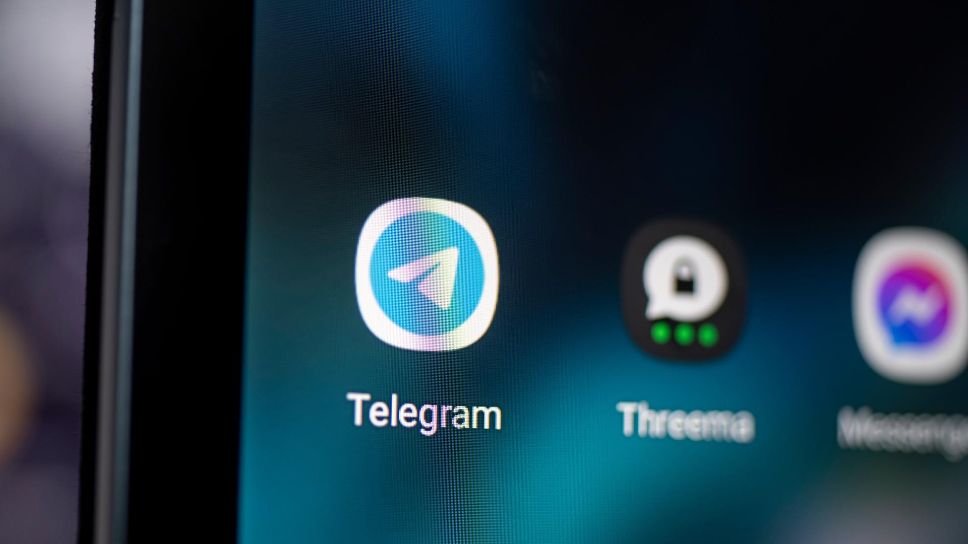 Auf dem Bildschirm eines Smartphones sieht man das Logo der Messenger App Telegram. Auf dem Bildschirm eines Smartphones sieht man das Logo der Messenger App Telegram.