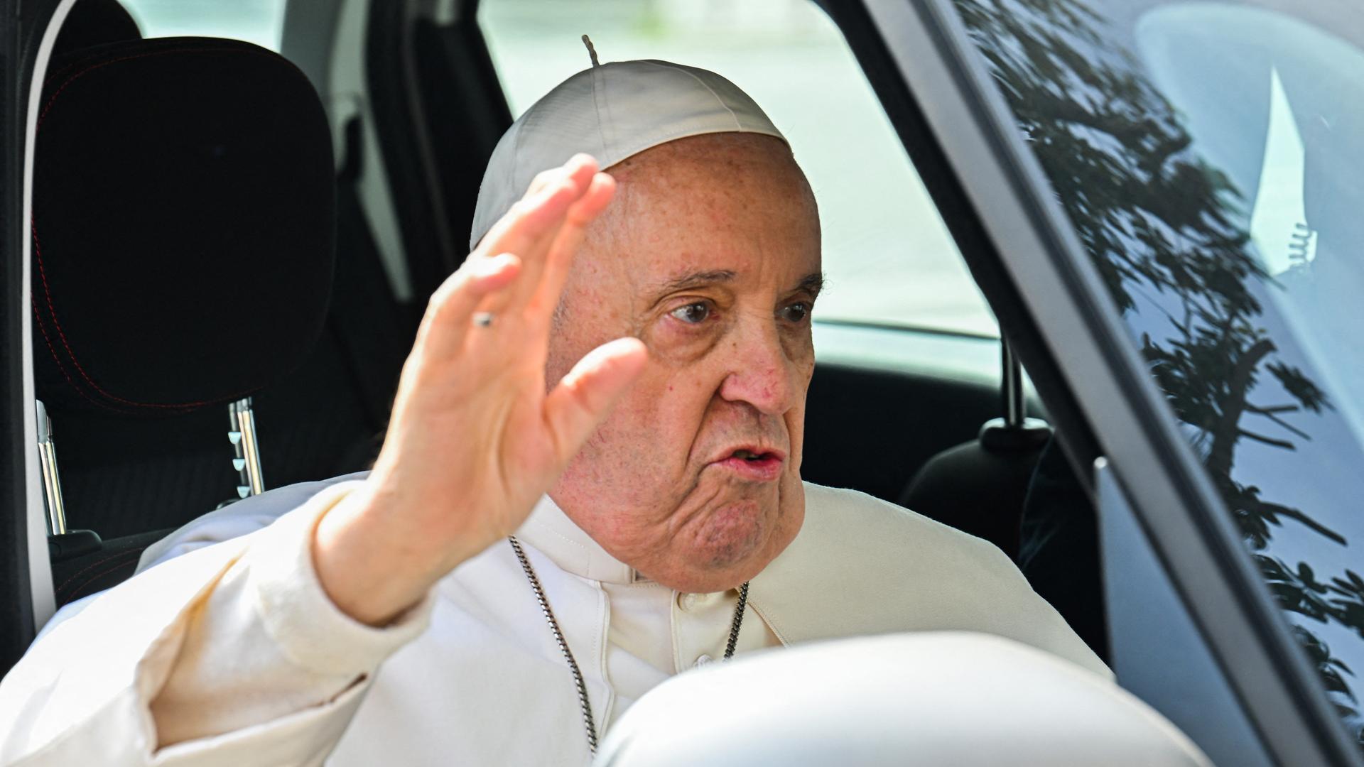 Rom - Papst Franziskus verlässt Krankenhaus in Rom