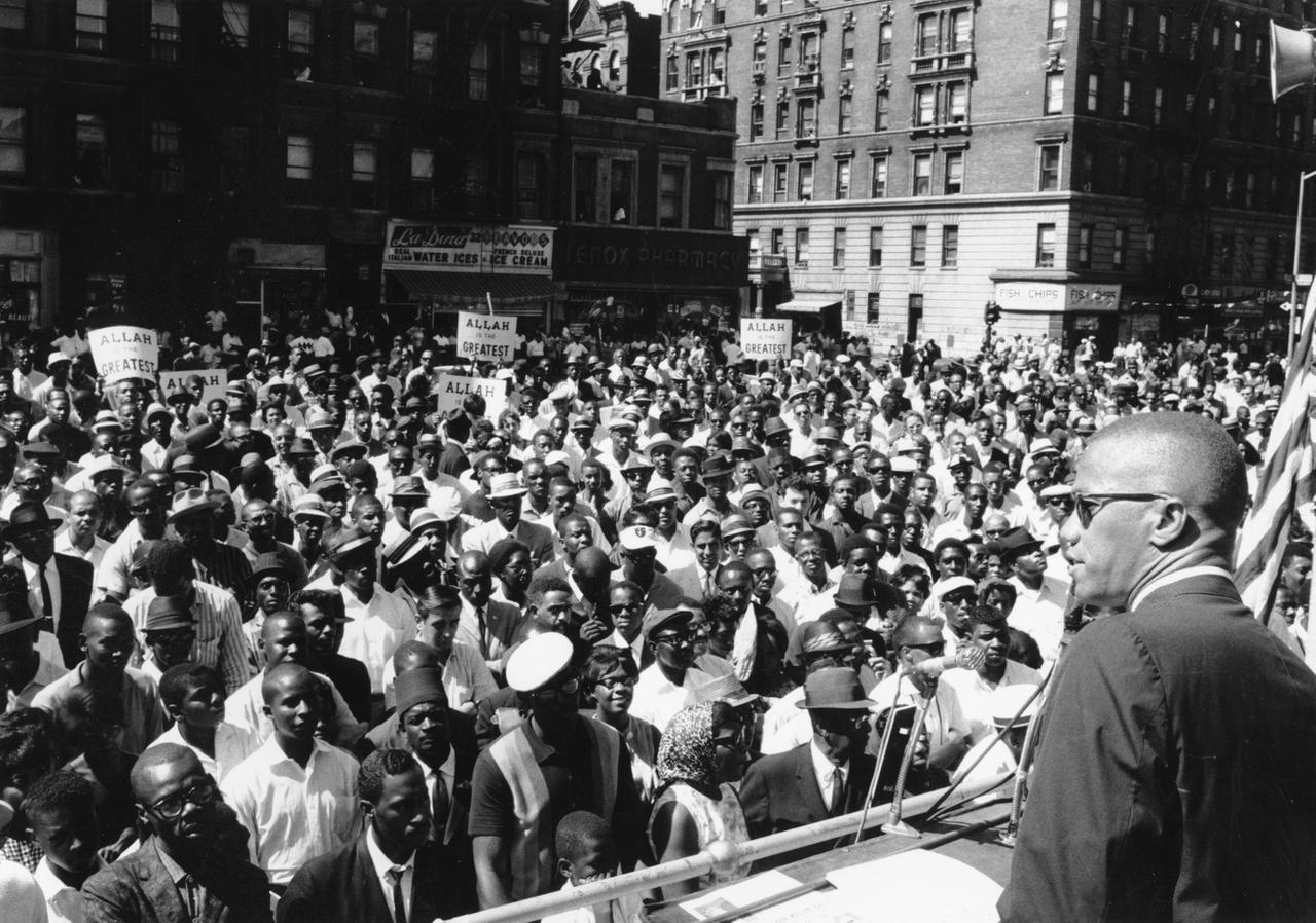 Auf diesem Dateifoto vom 29. Juni 1963 spricht Malcolm X bei einer Kundgebung in Harlem in New York. Auf diesem Dateifoto vom 29. Juni 1963 spricht Malcolm X bei einer Kundgebung in Harlem in New York.