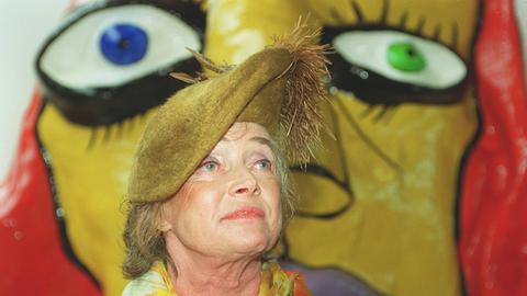 Die französische Künstlerin Niki de Saint Phalle im Jahr 2000  vor einem ihrer Werke bei einer Ausstellung im Sprengel Museum in Hannover 