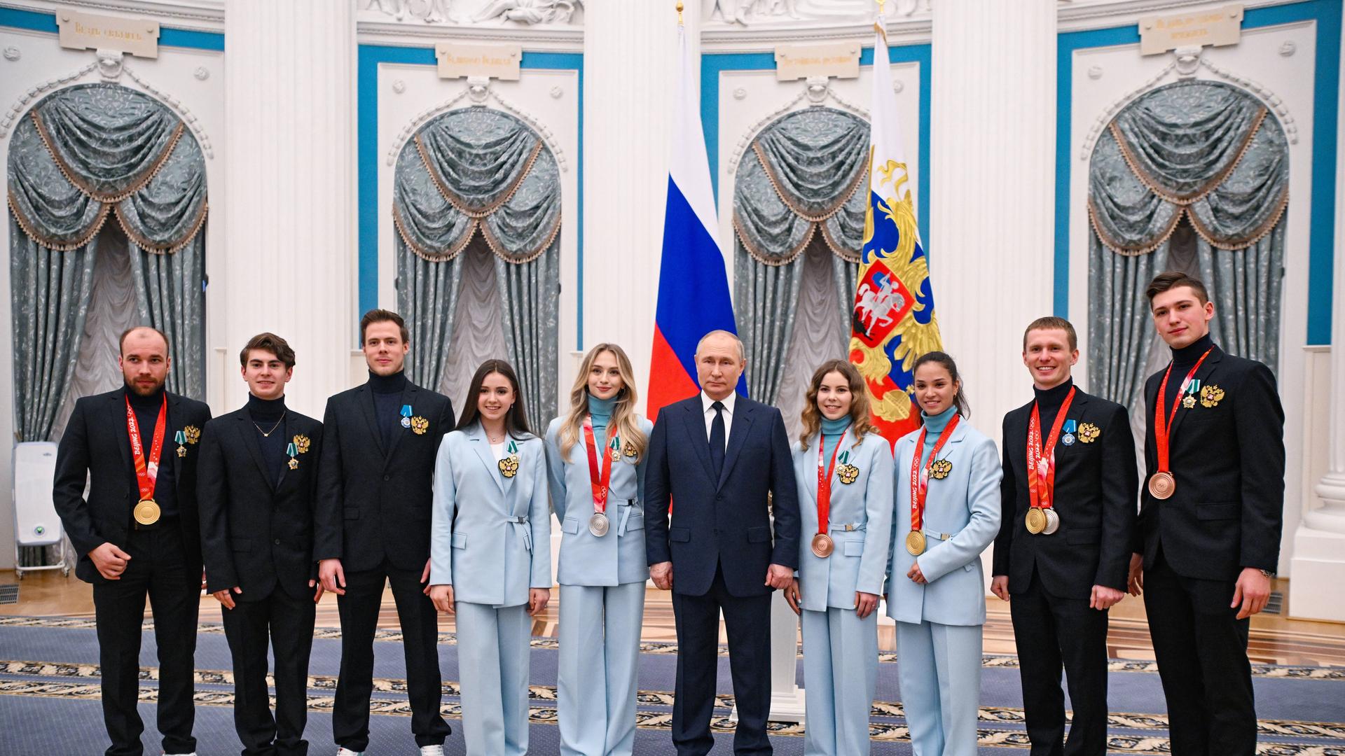 Der russische Präsident Wladimir Putin posiert für ein Foto mit den Olympiasiegern Alexey Chervotkin, Mark Kondratyuk, Nikita Katsalapov, Kamila Valieva, Viktoria Sinitsina, Anastasia Mishina, Veronika Stepanova, Denis Spitsov und Aleksandr Galliamov während einer staatlichen Preisverleihung für russische Athleten - Goldmedaillengewinner der Olympischen Winterspiele 2022 in Peking. Der russische Präsident Wladimir Putin posiert für ein Foto mit den Olympiasiegern Alexey Chervotkin, Mark Kondratyuk, Nikita Katsalapov, Kamila Valieva, Viktoria Sinitsina, Anastasia Mishina, Veronika Stepanova, Denis Spitsov und Aleksandr Galliamov während einer staatlichen Preisverleihung für russische Athleten - Goldmedaillengewinner der Olympischen Winterspiele 2022 in Peking.