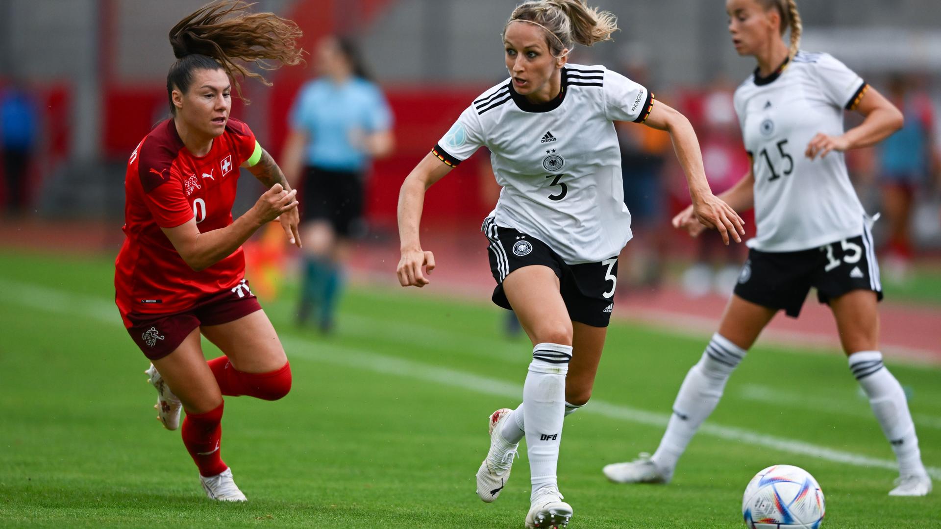 Deutschland - Schweiz im Steigerwaldstadion in Erfurt: Deutschlands Kathrin Hendrich (rechts) und die Schweizerin Ramona Bachmann kämpfen um den Ball. Deutschland - Schweiz im Steigerwaldstadion in Erfurt: Deutschlands Kathrin Hendrich (rechts) und die Schweizerin Ramona Bachmann kämpfen um den Ball.
