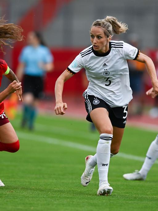Deutschland - Schweiz im Steigerwaldstadion in Erfurt: Deutschlands Kathrin Hendrich (rechts) und die Schweizerin Ramona Bachmann kämpfen um den Ball.