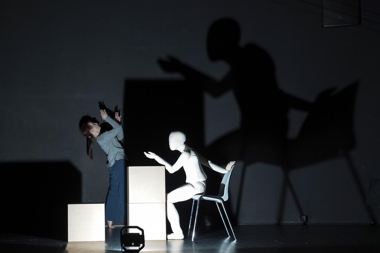 Dialog der Protagonist mit der übermächtig erscheinenden Puppe im Theaterstück "Schattenkind". Dialog der Protagonist mit der übermächtig erscheinenden Puppe im Theaterstück "Schattenkind".