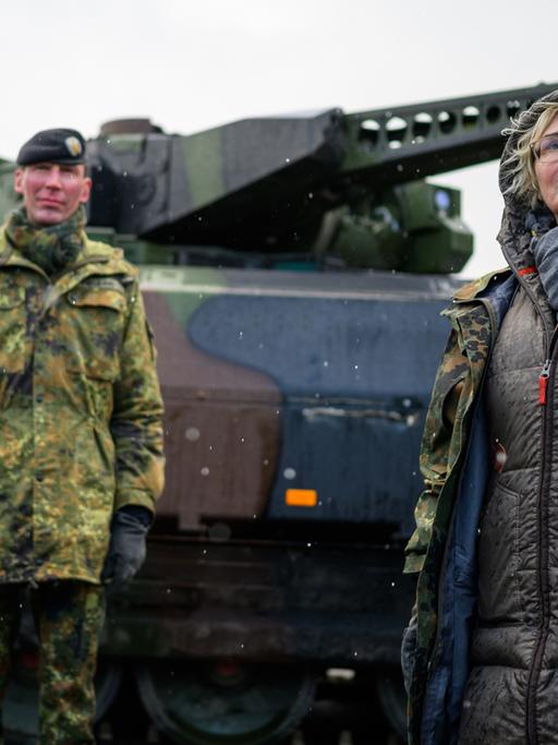 Christine Lambrecht (r, SPD), Verteidigungsministerin, lässt sich bei ihrem Besuch der Panzerlehrbrigade 9 einen Schützenpanzer vom Typ Puma erklären.
