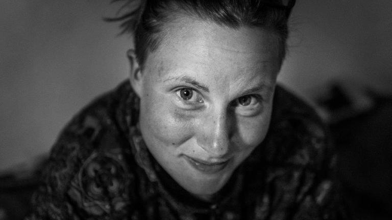Die Fernradfahrerin Annika Traser blickt in die Kamera. Die Fernradfahrerin Annika Traser blickt in die Kamera.