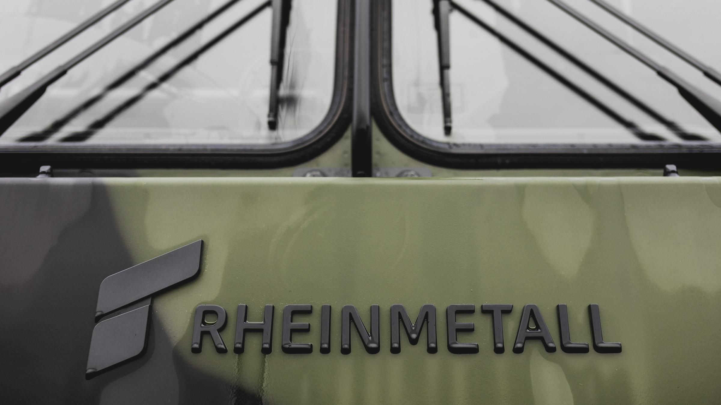 Ein Lastkraftwagen von Rheinmetall der Bundeswehr, aufgenommen bei einer sogenannten Fähigkeitsschau bei der Streitkräftebasis der Bundeswehr in Mahlwinkel am 16. März 2023.