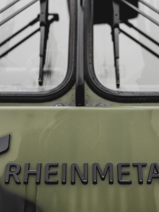 Ein Lastkraftwagen von Rheinmetall der Bundeswehr, aufgenommen bei einer sogenannten Fähigkeitsschau bei der Streitkräftebasis der Bundeswehr in Mahlwinkel am 16. März 2023.