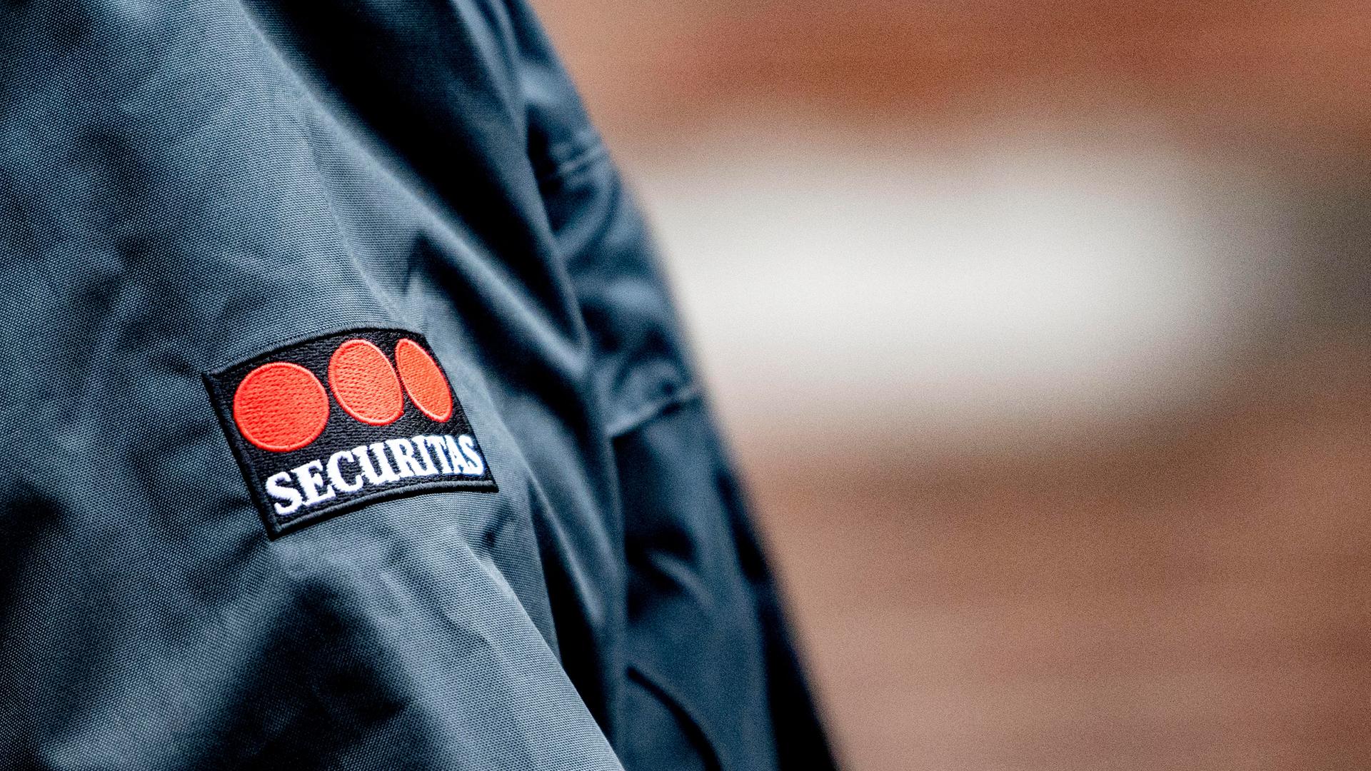 Jacke eines Wachmanns mit Securitas-Logo Jacke eines Wachmanns mit Securitas-Logo