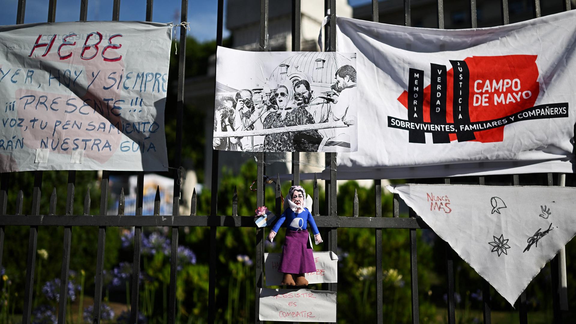 Ein Blick auf die Plaza de Mayo, auf der an einem Zaun Fotos und Banner hängen, die an die verstorbene Aktivistin Hebe de Bonafi erinnern.