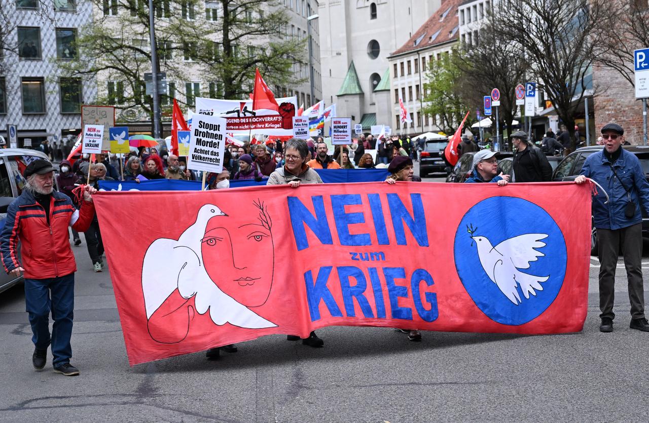 Teilnehmer demonstrieren beim Münchner Ostermarsch gegen den Krieg. 