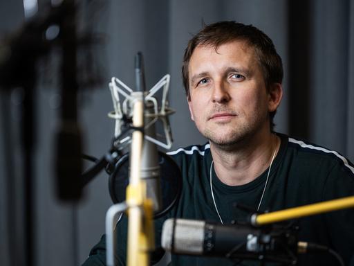 Boris Nikitins Hörspiel ist der intime Bericht eines Abschieds. Zu sehen: Der Autor Boris Nikitin sitzt während der Aufnahmen vor einem Mikrofon. 
